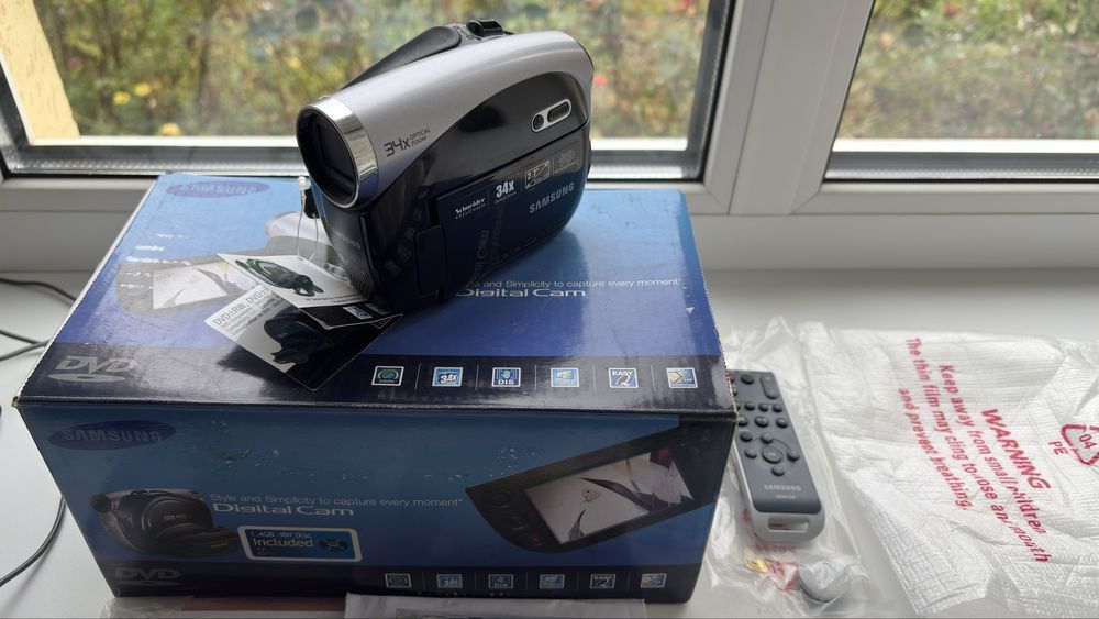 Відеокамера Samsung VP-DX105i