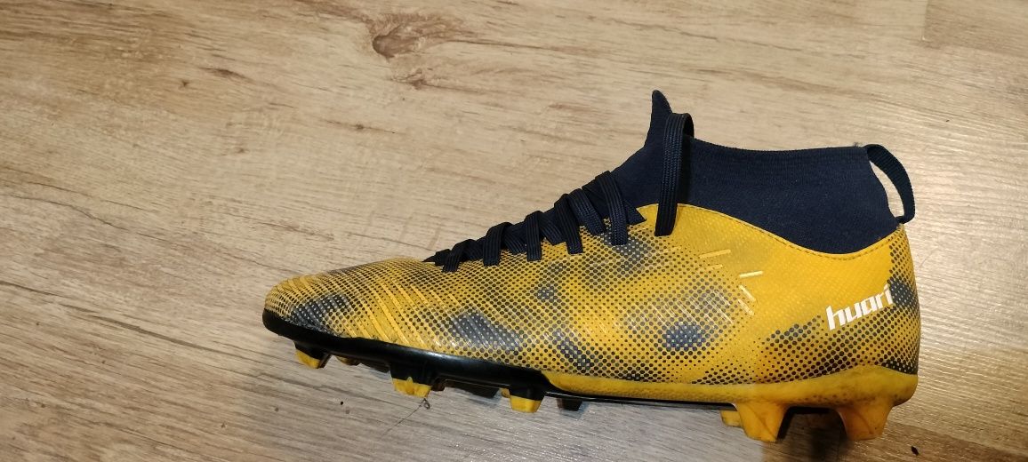 Buty sportowe, korki Huari