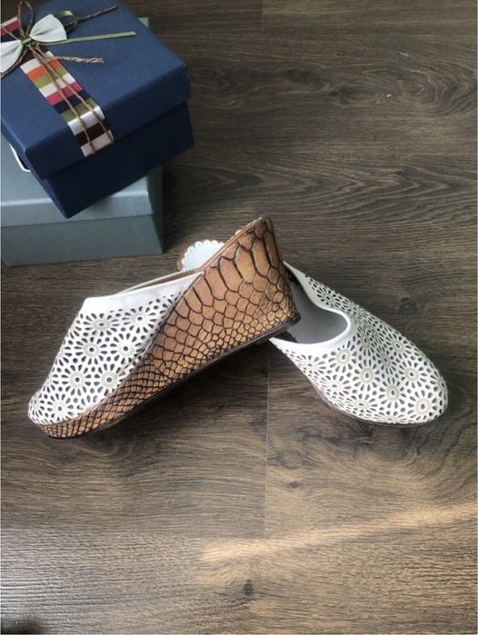 Шкіряні босоніжки на танкетці