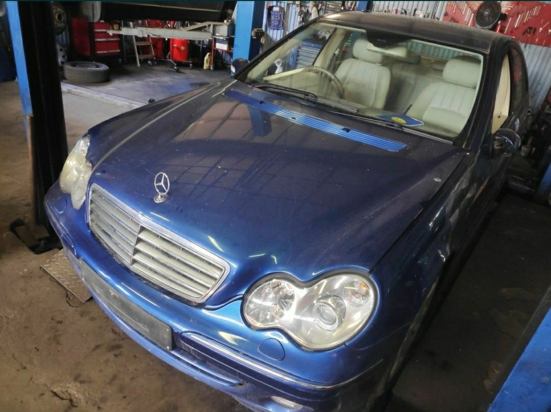 Mercedes c klasa 3.0 V6 CDI 2006rok zderzak i nie tylko...