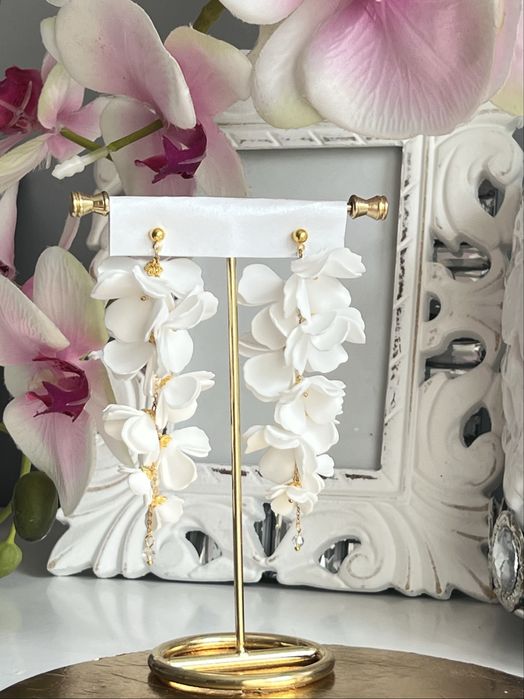 Ślubne kolczyki model biale kwiaty