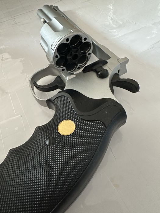 Игрушечный пистолет