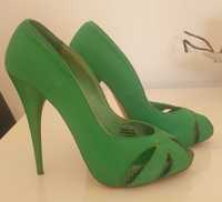 Sapatos de salto verdes