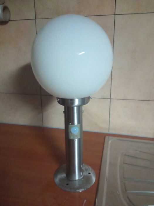 Lampa ogrodowa z czujnikiem ruchu