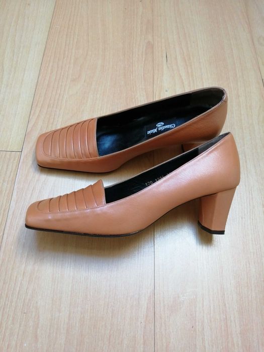 Sapatos castanhos claros número 38