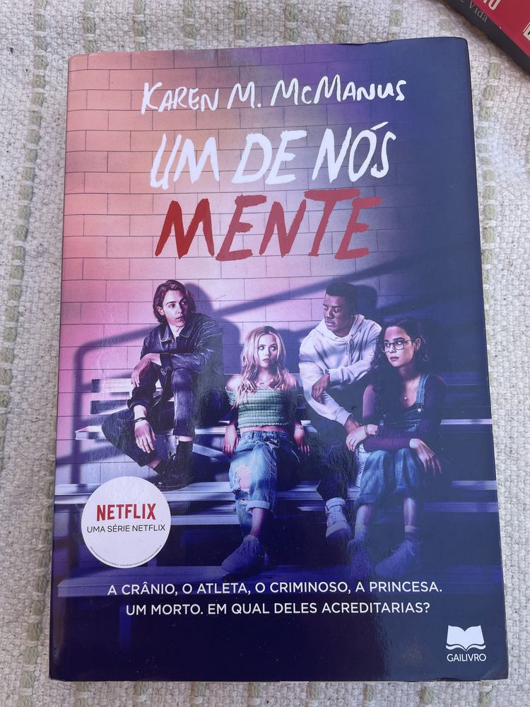 Livro “Um de nós mente” de Karen M. McManus