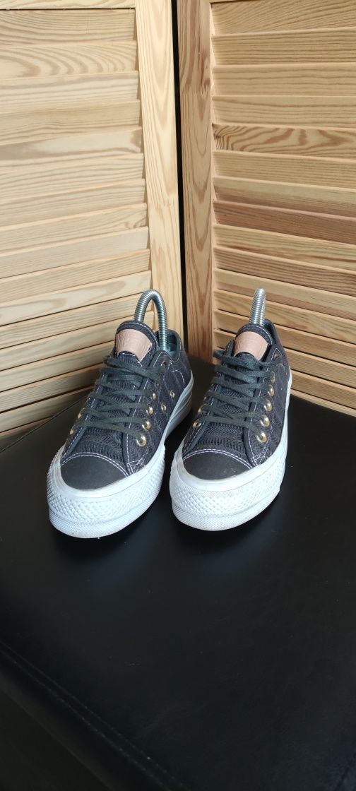 Converse na platformie płucienne że złotymi elementami rozmiar 36