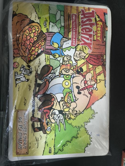 Base Mesa Asterix Multicolor Plástico. 
Base de mesa com personagens d