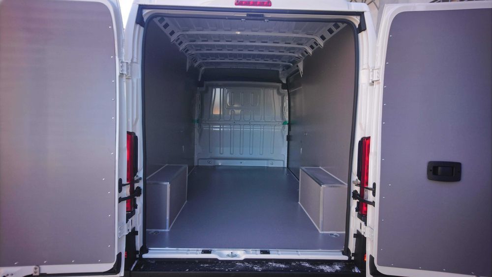 Zabudowa ze sklejki laminowanej auta dostawczego busa Ducato L3H2