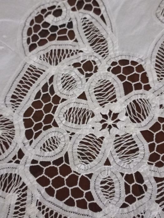 Toalha de mesa,redonda ,em linho e rendas brancas.