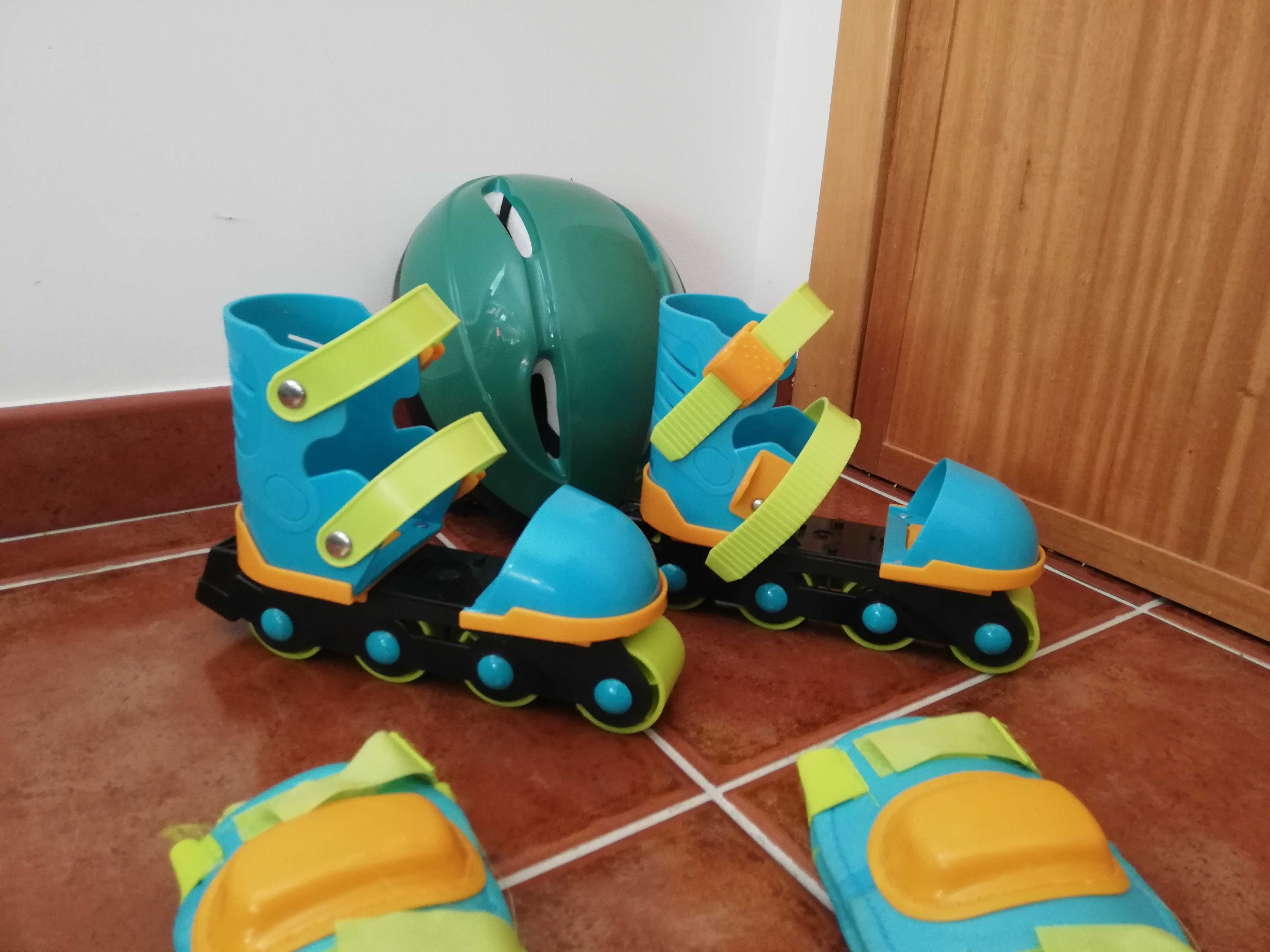 Patins com proteções joelheiras, cotoveleiras e capacete