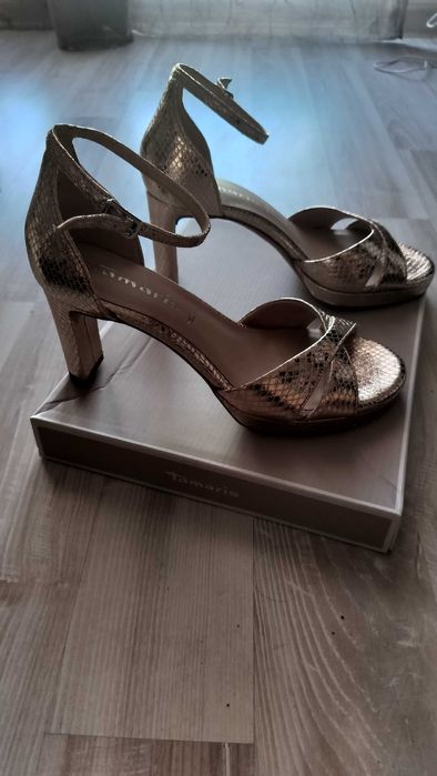 Sandały złote na obcasie Tamaris