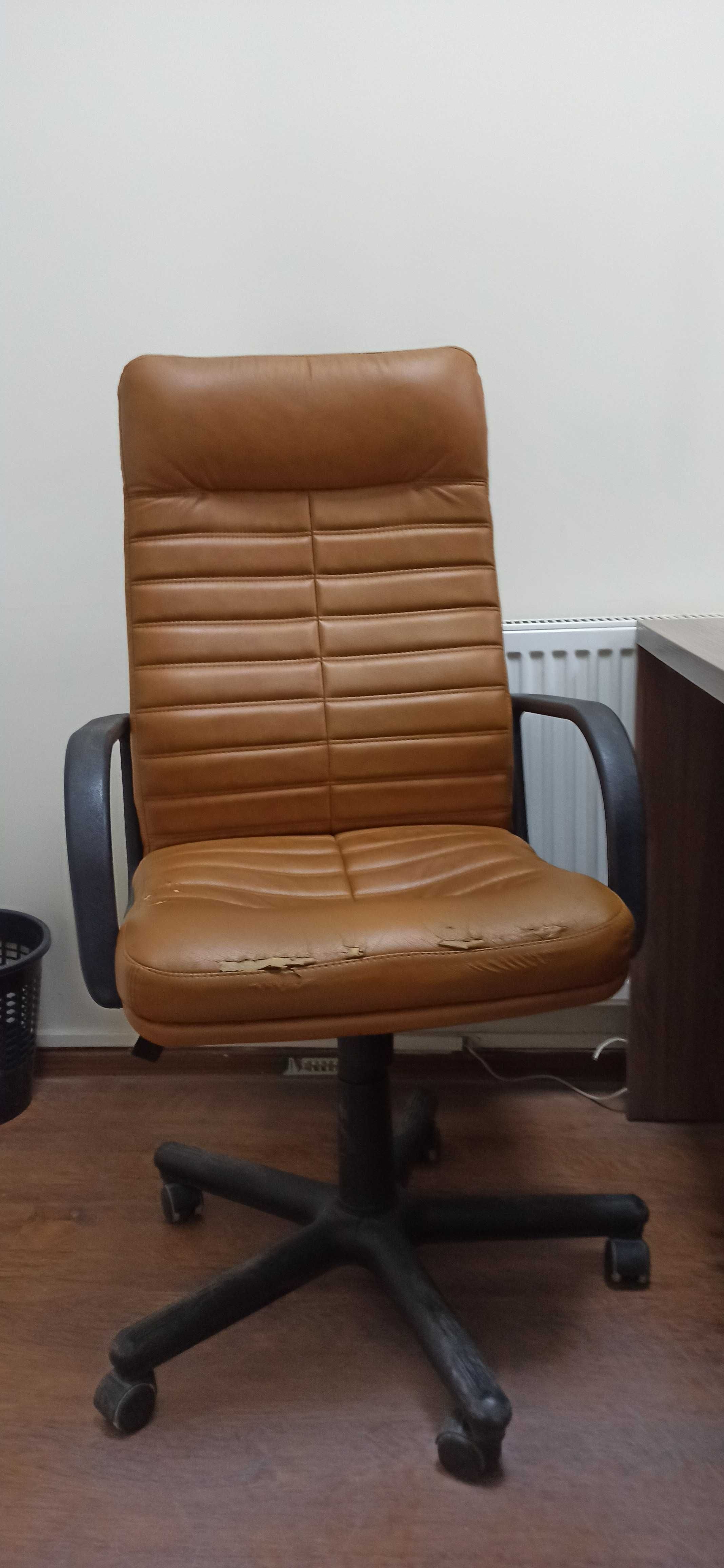 Крісло офісне, м'яке, коричневе