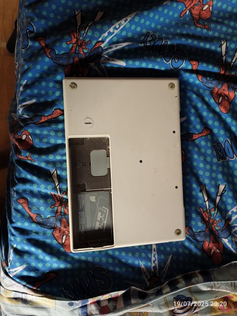Mac book antigo.