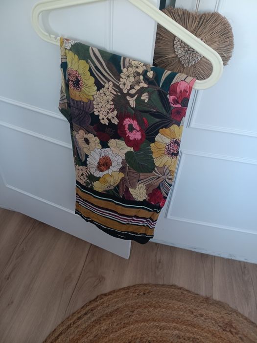 Calça M/L Zara, perna larga muito bonitas
Altura da cintura ate baixo