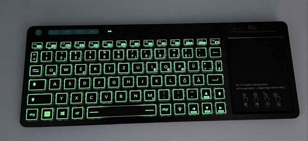 bezprzewodowa klawiatura z dużym touchpadem