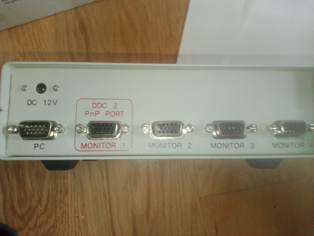 Rozdzielacz obrazu na 4 monitory D-sub ,VGA splitter Belkin - NOWY !