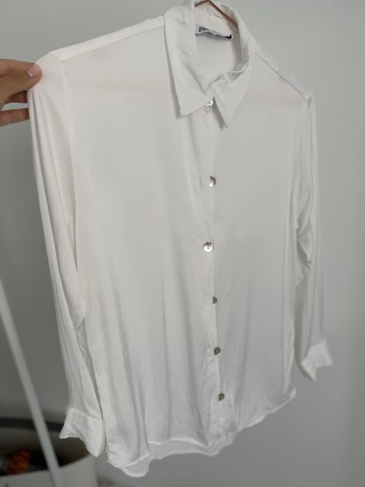 Біла віскозна блуза zara перламутрові гудзики xs s блискуча