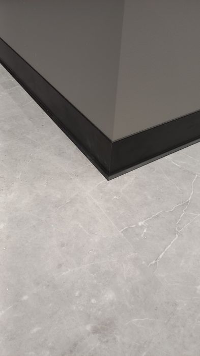 Монтаж  плинтуса,ламината