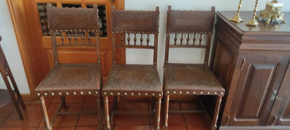 Três cadeiras antigas de madeira entalhada