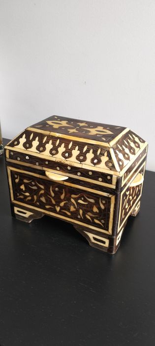 Fabulosa caixa com decoraçao embutida.