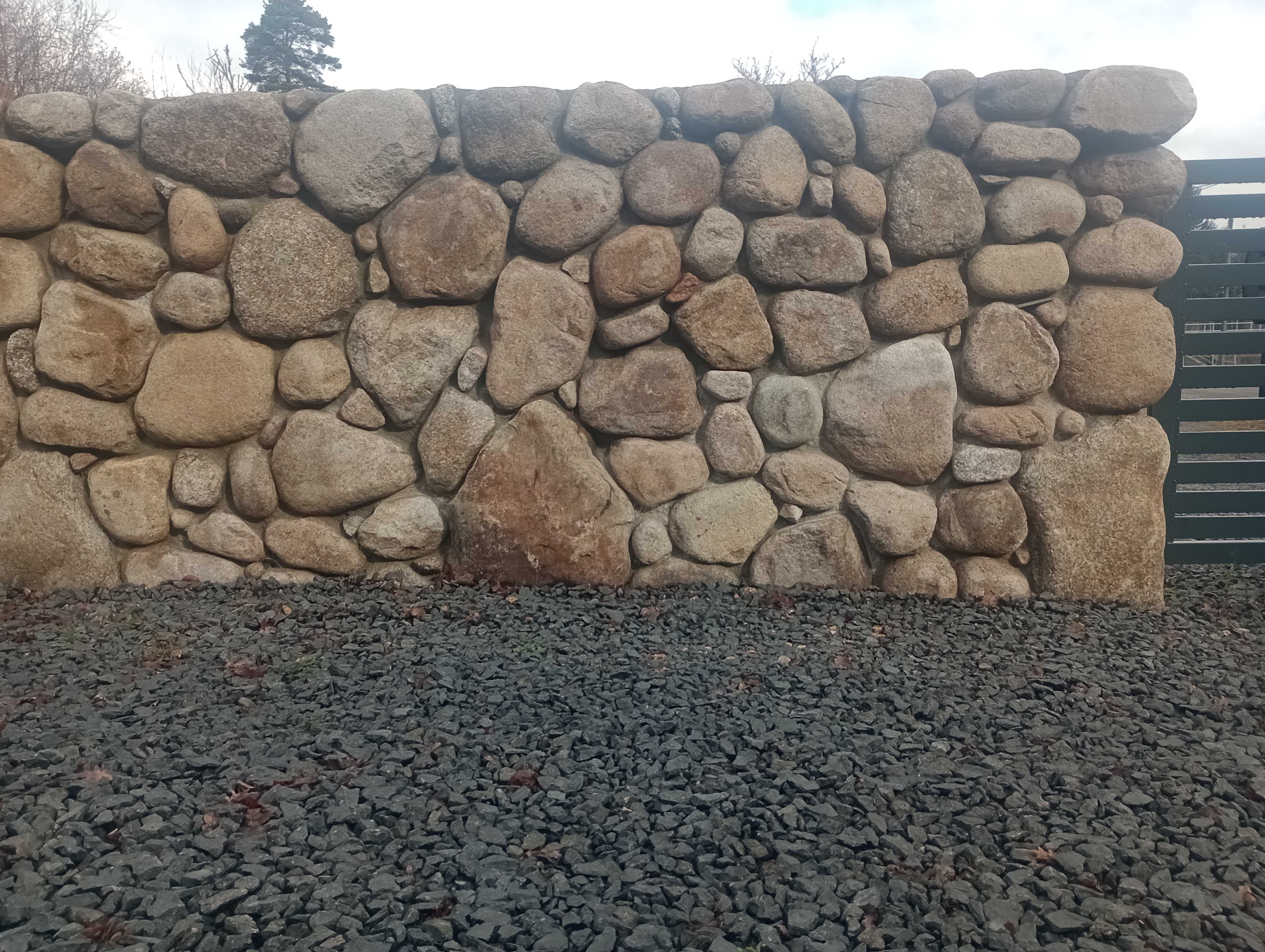 Kamień otoczak , mur oporowy , skalniak, oczko wodne