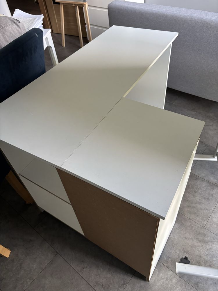 Biale biurko w stylu ikea malm