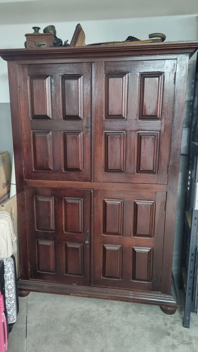 Armário de Madeira Envernizada