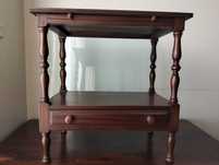 Mesa em mogno com prateleira
