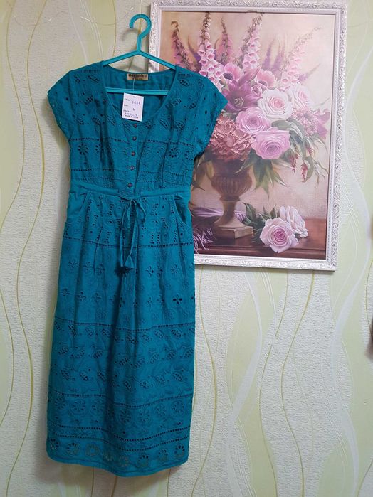 Стильное летнее батистовое ажурное платье миди очень яркое, вышивка