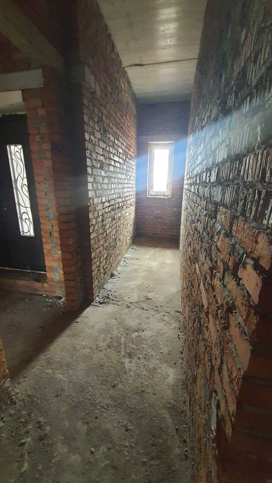 Будинок в сучасному та новому містечку з хорошим плануванням