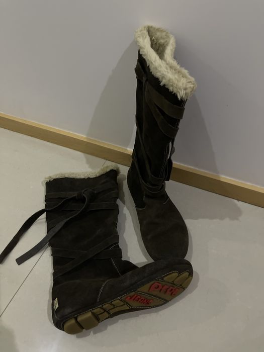 Botas em pele castanha foro em pelo