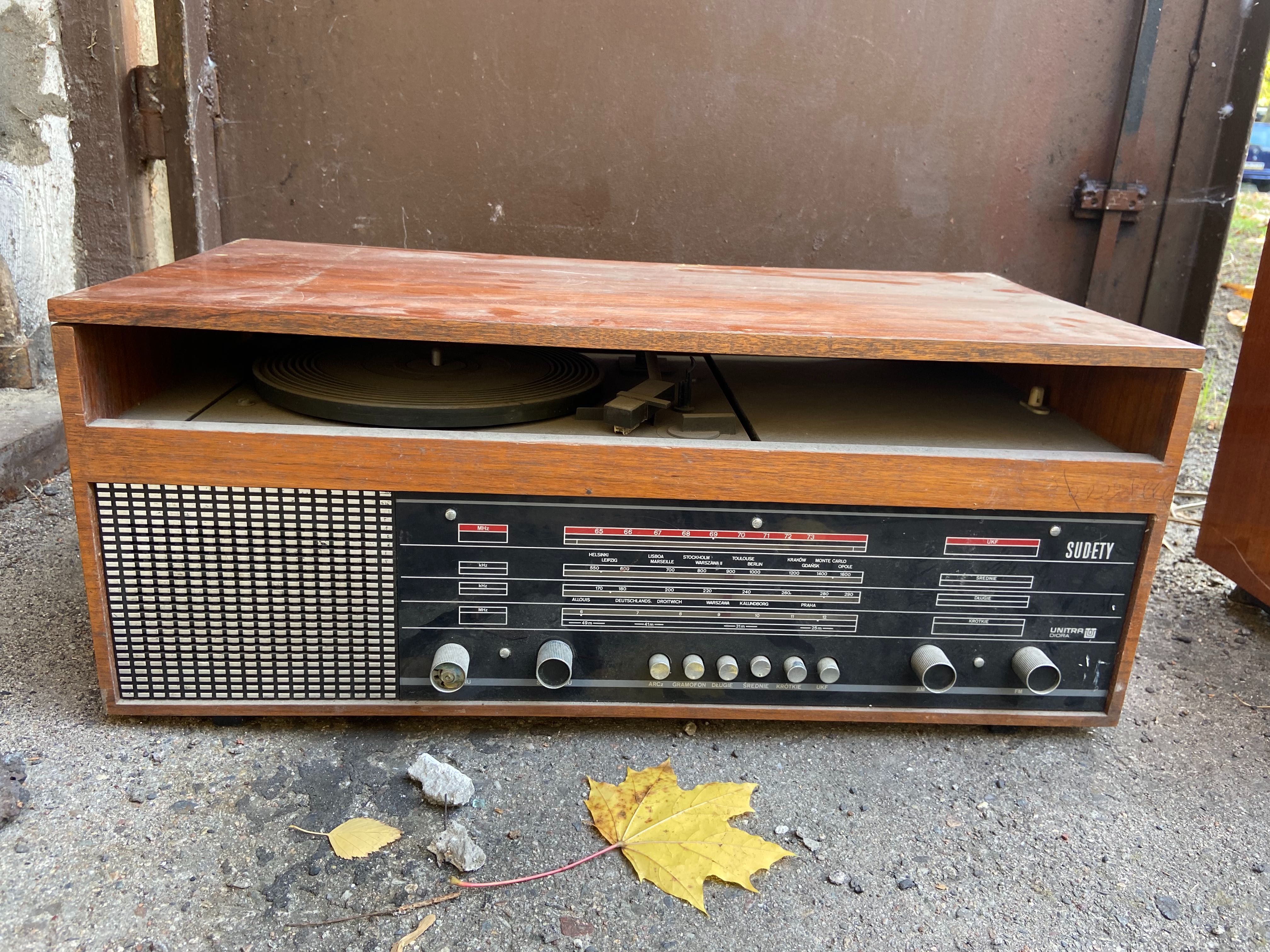 stare radio z gramofonem Sudety