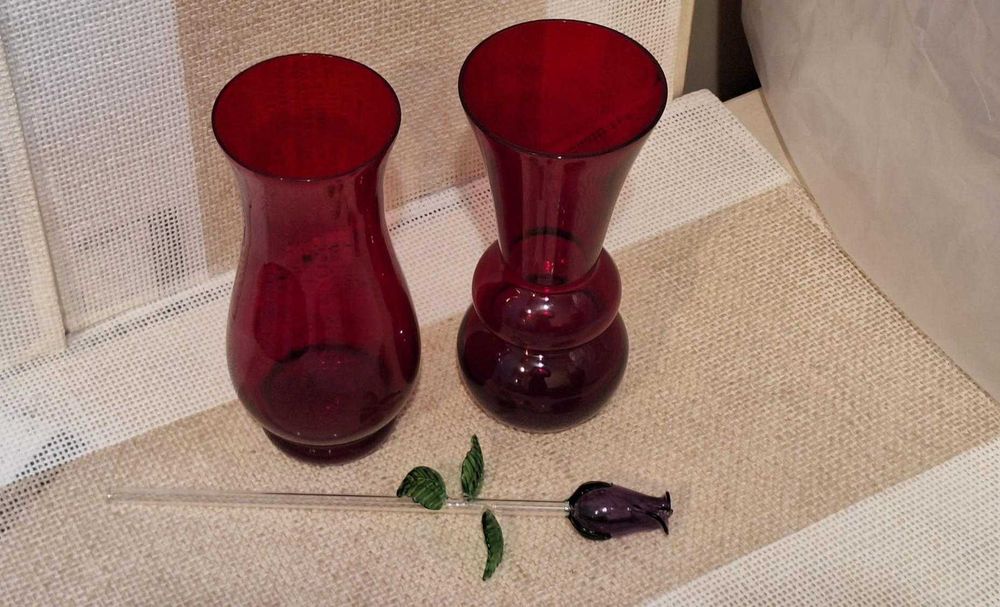 Zestaw 2 wazonów / flakonów ze starego szkła, kolor rubinowy czerwień