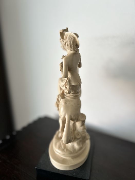 Estátua de cavaleira antiga a cavalo.