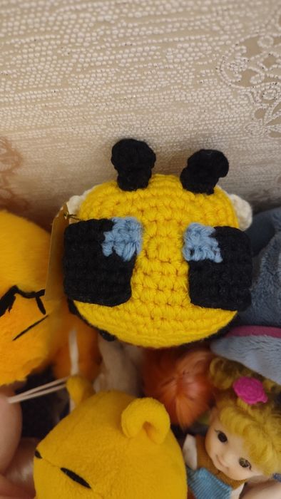 В'язана піксельна бджола