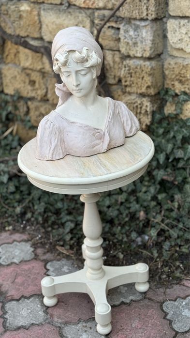 Бюст большой Девушка в косынке, подпись автора,  из Европы.