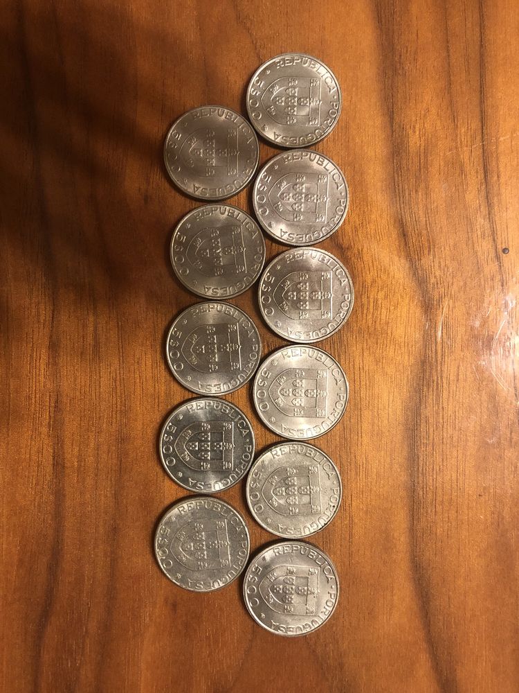Lote 11 moedas de 5 escudos. Diferentes anos.