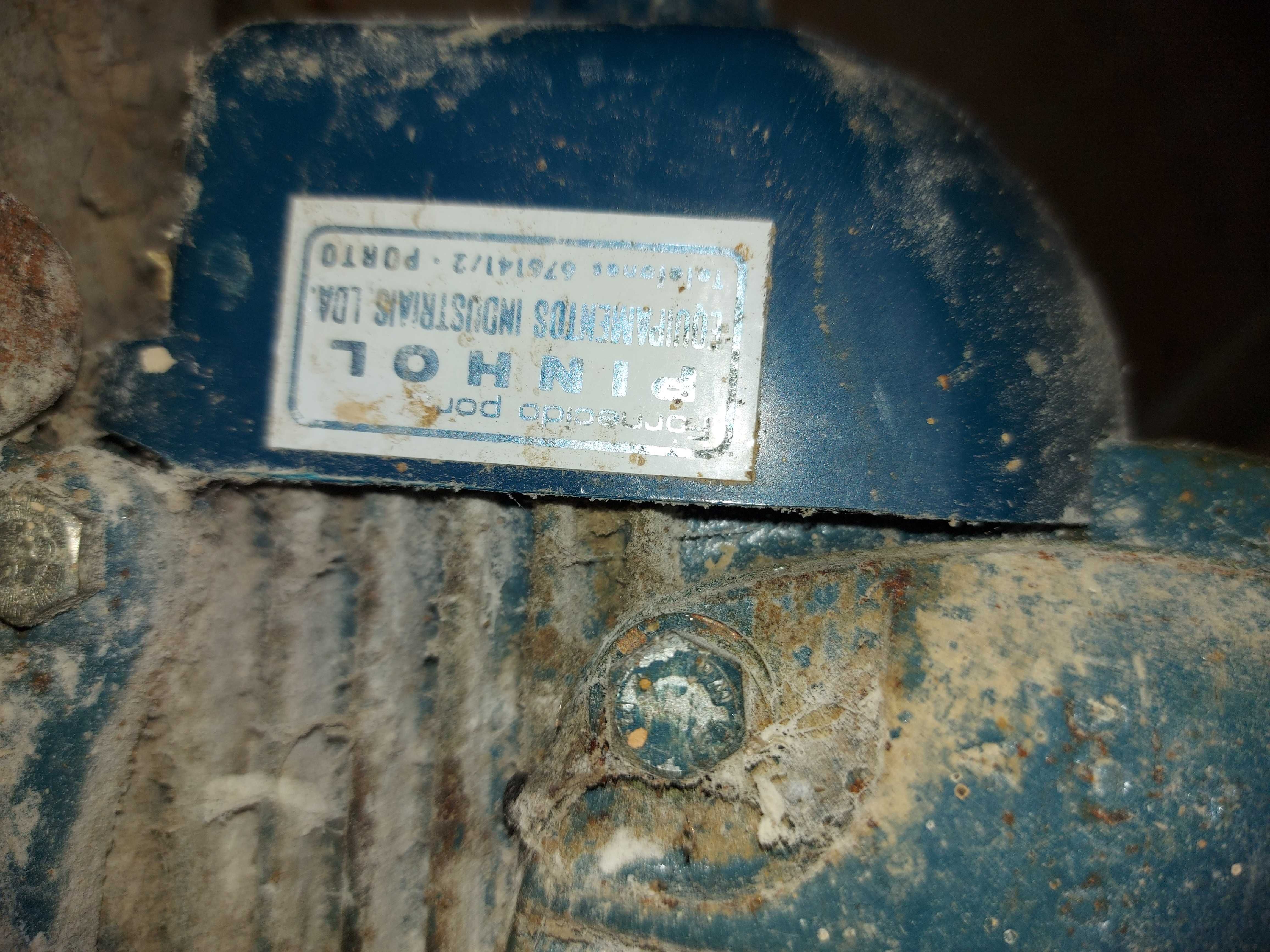 Motores trifásicos EFACEC de uma tendeira usados a trabalhar.