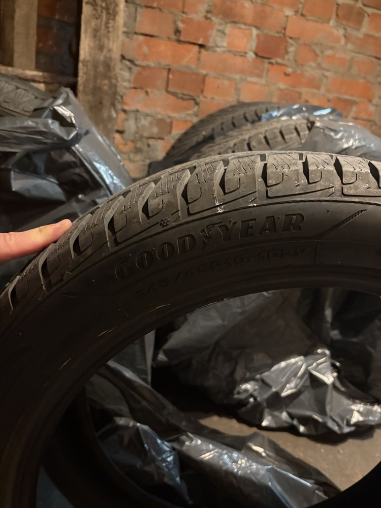 Opony zimowe Goodyear 245/45/19 super stan 102v