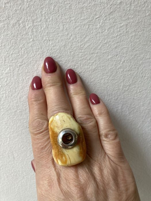 Pierścionek z bursztynem bałtyckim, piękny, mleczny kawałek bursztynu