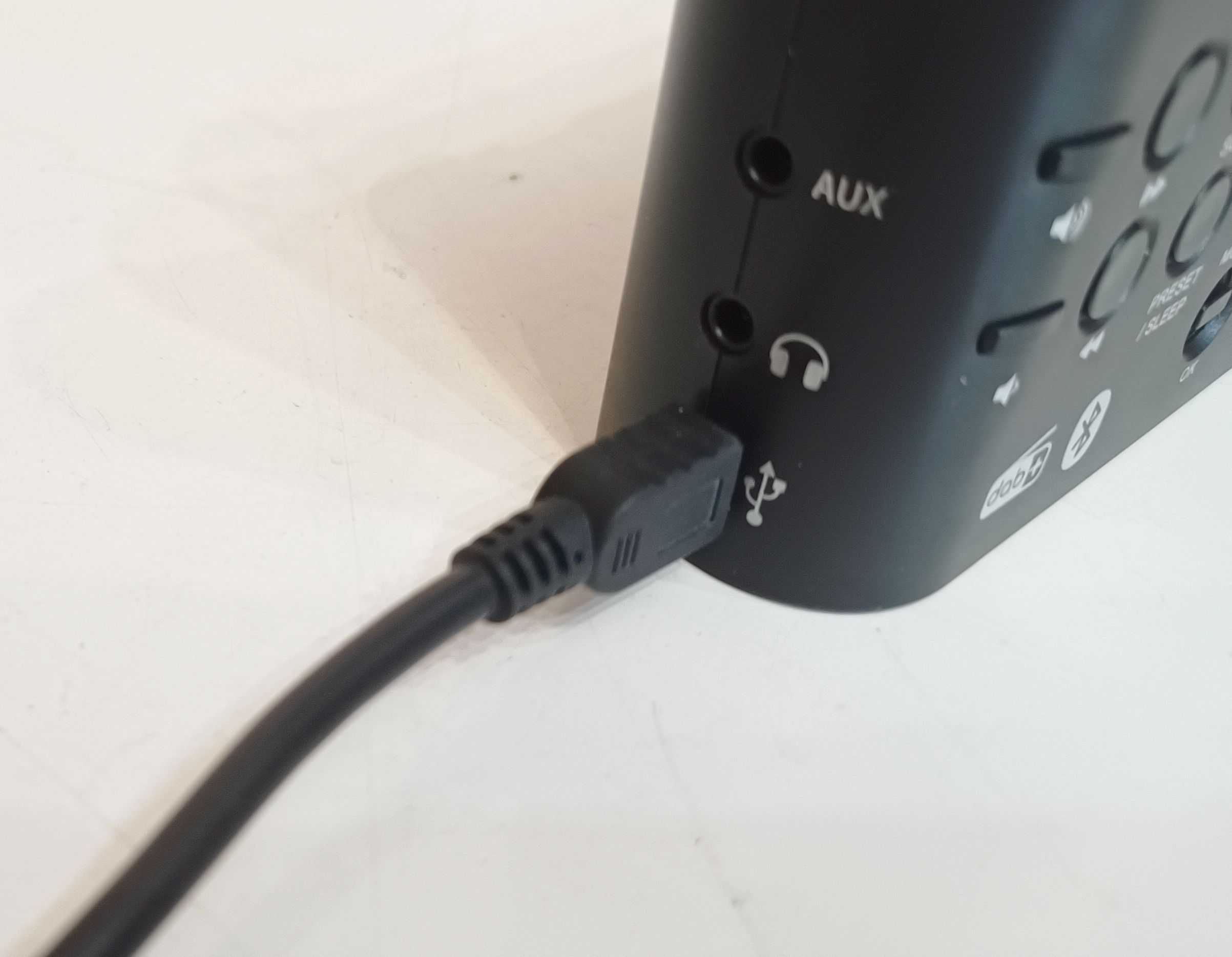 Zasilacz ( ładowarka ) do sprzętu audio  5 V  z gniazdem USB