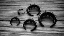 Brincos piercings alargadores plugs tuneis de orelha acrilico meia lua