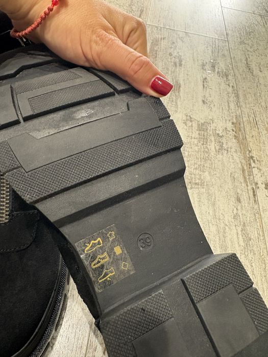 Жіночі зимові ботінки, натуральна замша, нові (р. 39)