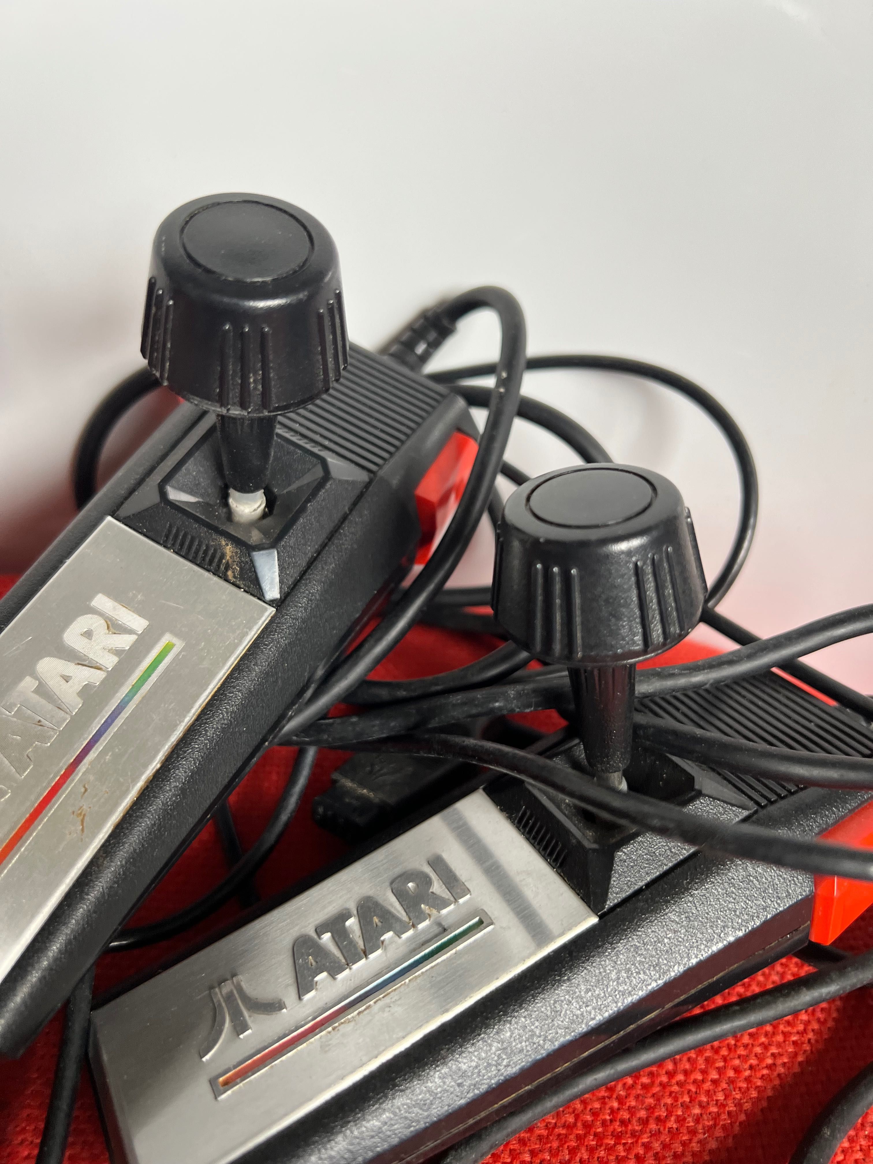 ATARI 2600 + 2 Joystick + kabele