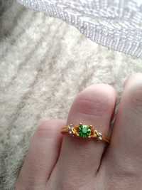 Pierścionek z zielonym oczkiem kolor złoty minimalistyczny pierścionek