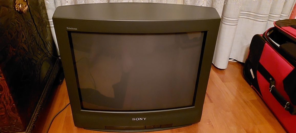 Vendo Tv Sony tamanho médio antiga com comando