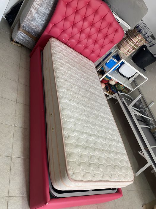 Cama 200 * 90 com colchao e estrado
