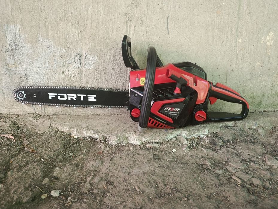 Продам бензопилу REZER FGS-5200MG