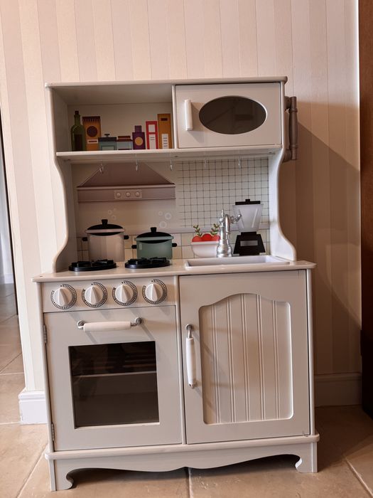 Kuchnia zabawkowa z wyposażeniem